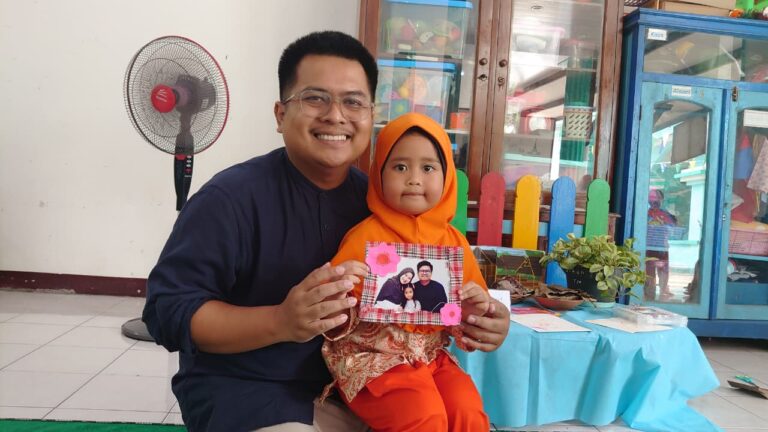 Read more about the article Hari Ayah Nasional 2025: Anak Bermain Bersama Ayah di PAUD Terpadu Traju Mas