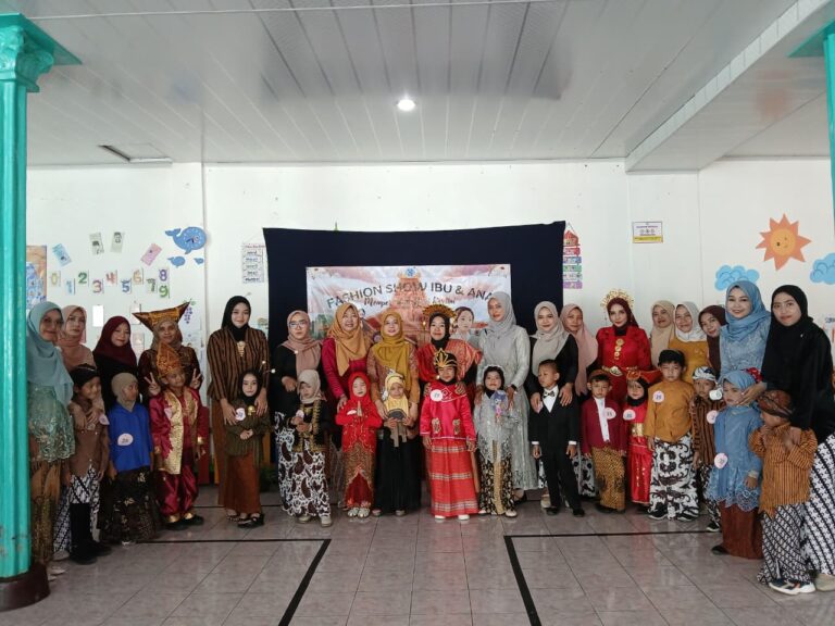 Read more about the article Semarak Lomba Fashion Show Kartini Anak Bersama Ibu di PAUD Terpadu Traju Mas