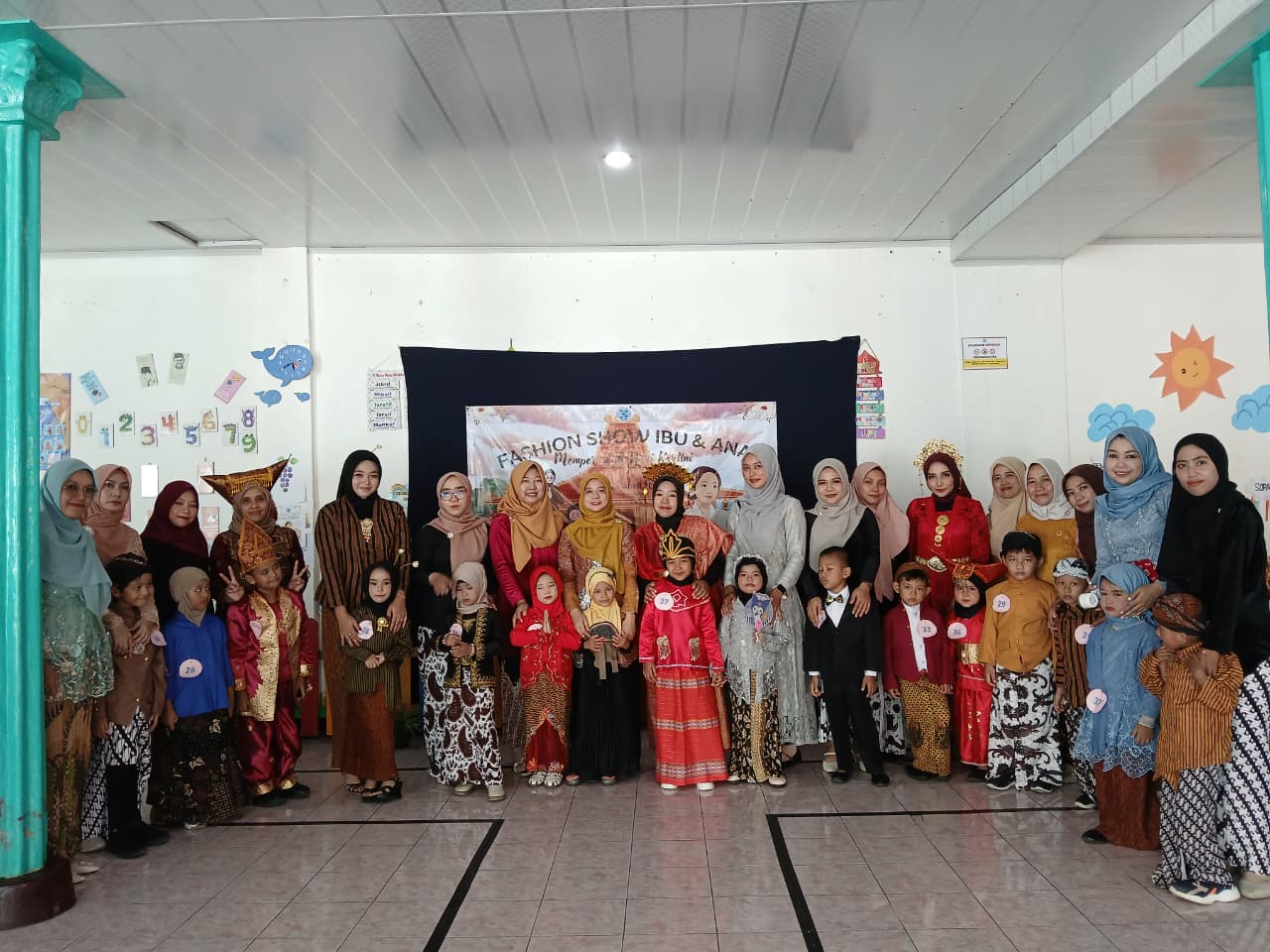 Read more about the article Semarak Lomba Fashion Show Kartini Anak Bersama Ibu di PAUD Terpadu Traju Mas